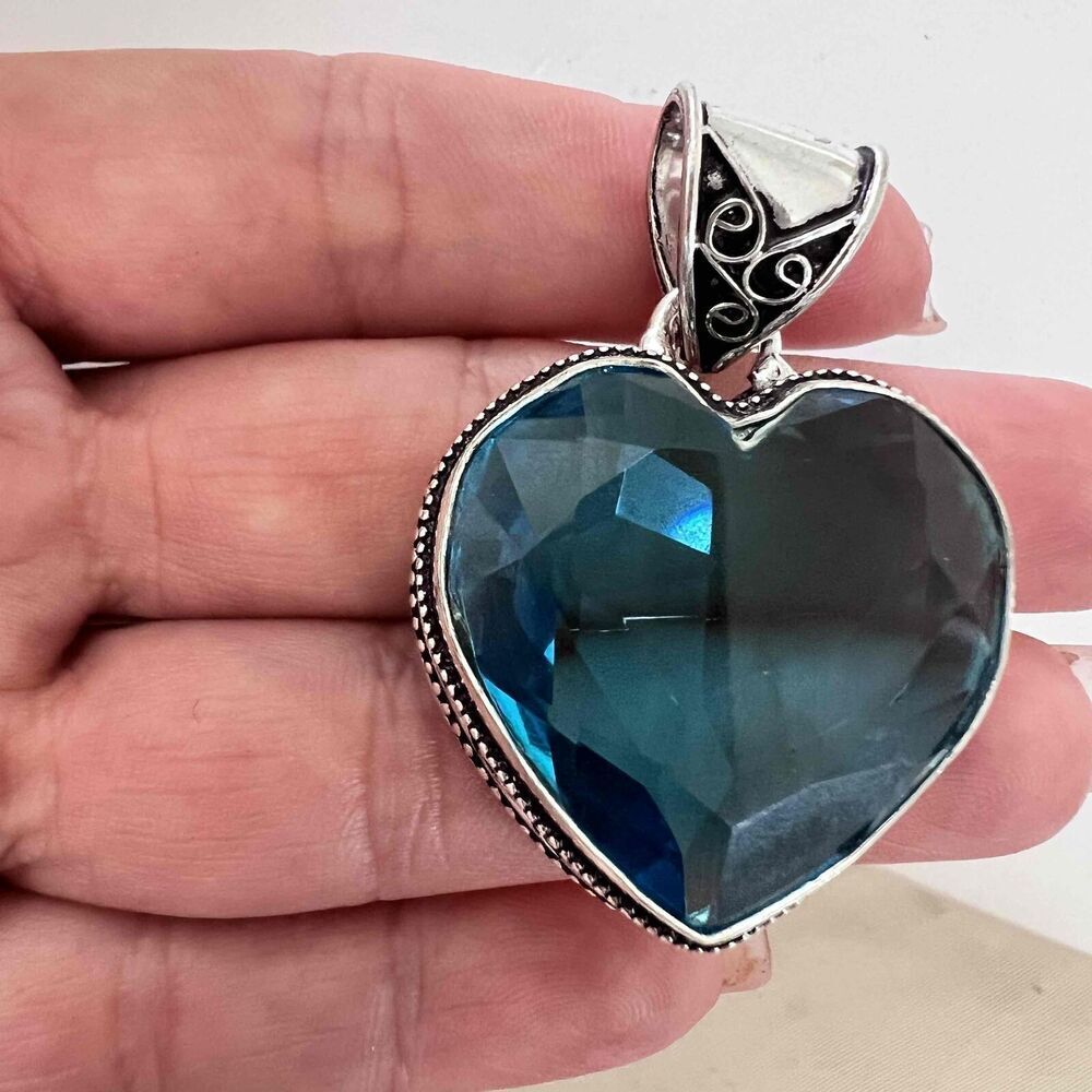 Elegant Blue Heart Pendant Necklace - Picture 6 of 11